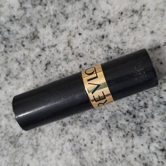 Revlon #440 "Cherries in the Snow" Creme Lipstick - Picture 3 of 4